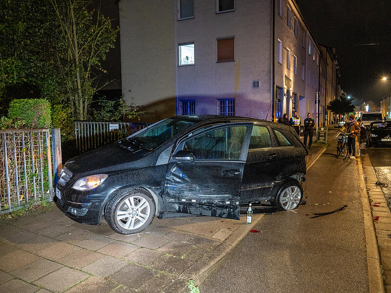Dieser schwarze Pkw wurde bei der Verfolgungsjagd in der Zollnerstra&szlig;e stark besch&auml;digt.