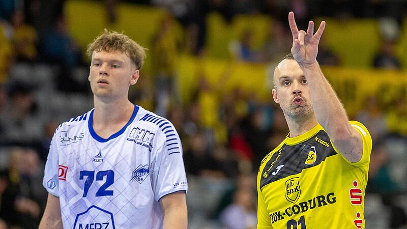 W&auml;hrend Florian Billek (rechts) einen seiner zehn Treffer feiert, hat Dessau-Kreisl&auml;ufer Tim Hertzfeld wenig zu lachen.