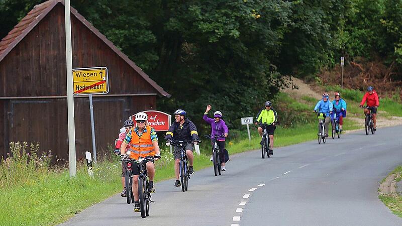 Mit dem Fahrrad den Berg hinab ging es zur letzten Kirchenstation in Nedensdorf.