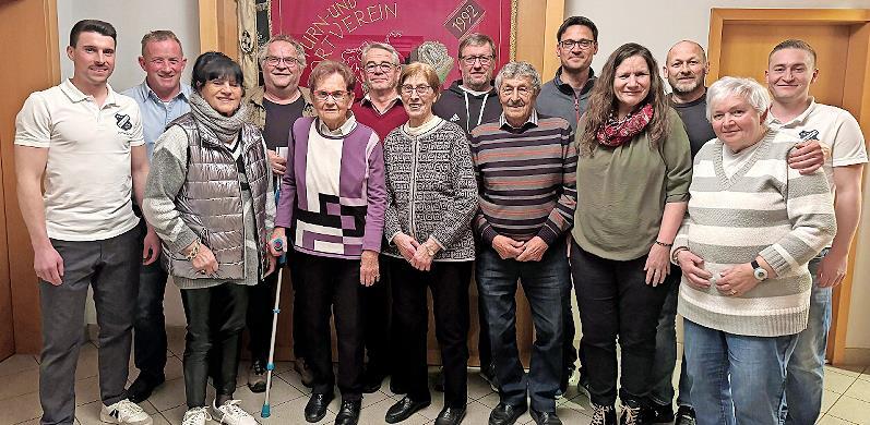Ehrungen beim TSV Arnshausen: (hinten, von links) Martin Metz, Peter Gernert, Thomas Schlembach, Dieter Six, Marc Vollbrecht, Roland Fehr, Jonas Bayer (2. Vorsitzender); (vorne, von links): Tobias Wedler (1. Vorsitzender), Renate Heid, Erna Reuß, ... Ehrungen beim TSV Arnshausen: (hinten, von links) Martin Metz, Peter Gernert, Thomas Schlembach, Dieter Six, Marc Vollbrecht, Roland Fehr, Jonas Bayer (2. Vorsitzender); (vorne, von links): Tobias Wedler (1. Vorsitzender), Renate Heid, Erna Reuß, ...