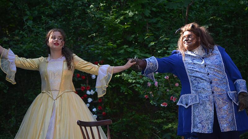 Mit dem M&auml;rchen &bdquo;Die Sch&ouml;ne und das Biest&ldquo; erlebt die Waldb&uuml;hne Heldritt am Sonntagnachmittag (4. Juni) eine zweite glanzvolle Premiere: Belle erf&uuml;llt dem Biest gern den Wunsch eines Tanzes.