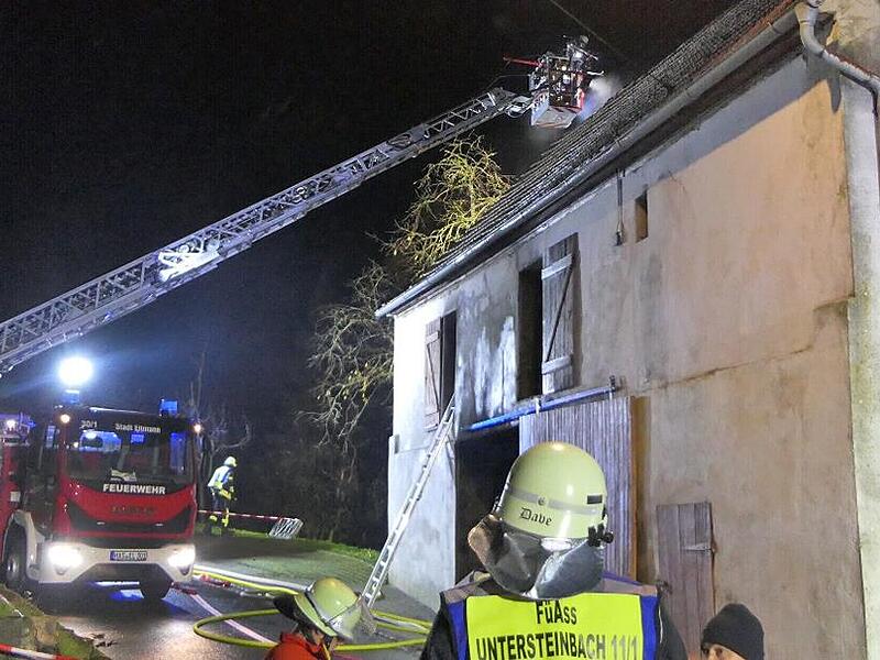 Mit Hilfe der Drehleiter der Feuerwehr Eltmann wurde das Dach der Scheune teilweise geöffnet. Im Inneren der Scheune standen sowohl ein Auto und ein größerer Vorrat Brennholz als auch die Dachkonstruktion in Flammen.