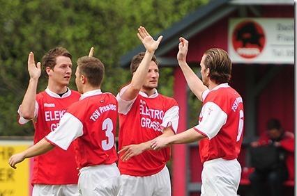 Jens Pfaffenberger (links) nimmt nach einem erzielten Tor die Glückwünsche seiner Mitspieler entgegen. Jens Pfaffenberger (links) nimmt nach einem erzielten Tor die Glückwünsche seiner Mitspieler entgegen.