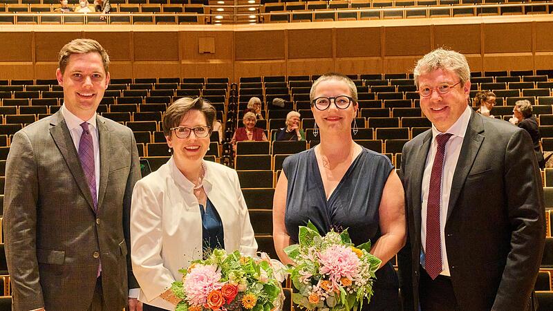 B&uuml;rgermeister Jonas Gl&uuml;senkamp, Andrea Paletta, BR-Moderatorin Kathrin Hasselbeck und Stephan Schultz (von links) feiern den Musikverein Bamberg.