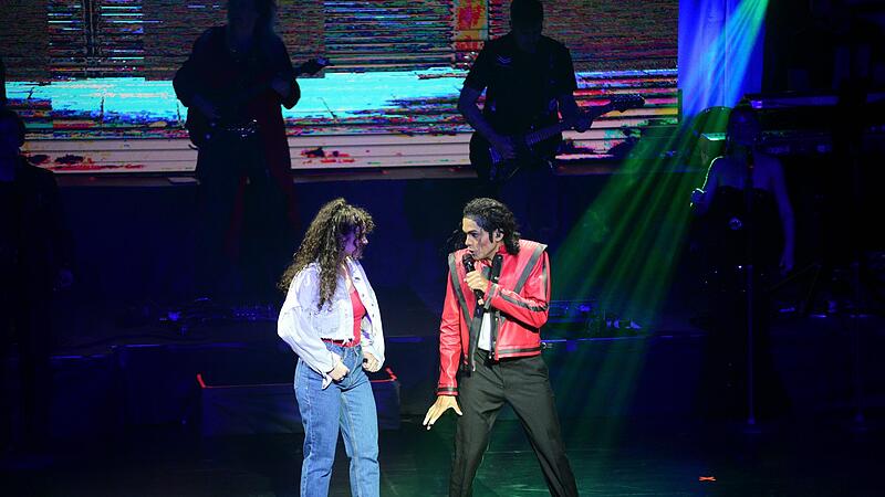 Der brasilianische Entertainer Wendel Gama begeisterte das Publikum in der Dr.-Stammberger-Halle mit seiner extravaganten Michael-Jackson-Tribute-Show.