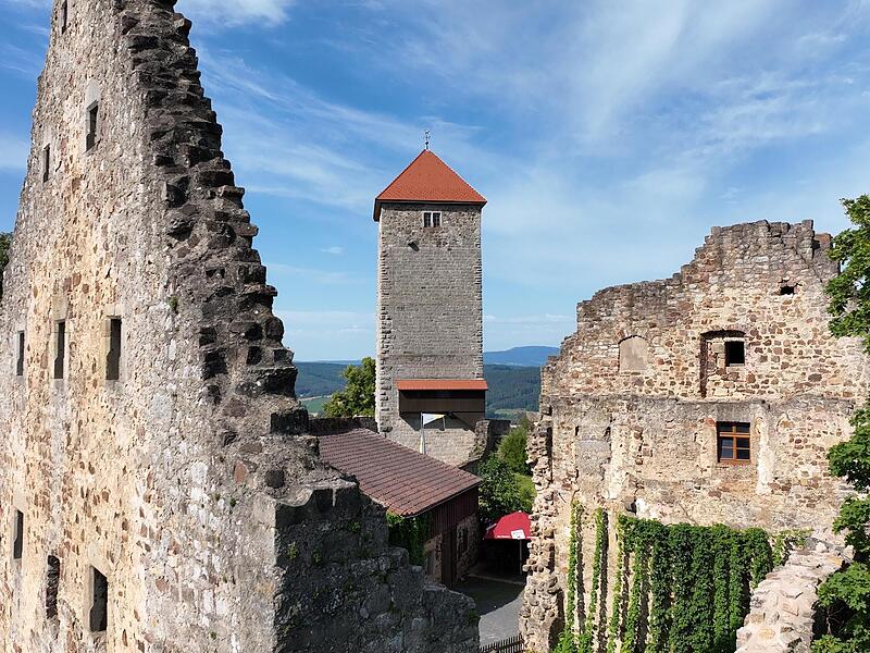 Die Ruine Lichtenburg auf dem Schlossberg n&ouml;rdlich von Ostheim vor der Rh&ouml;n