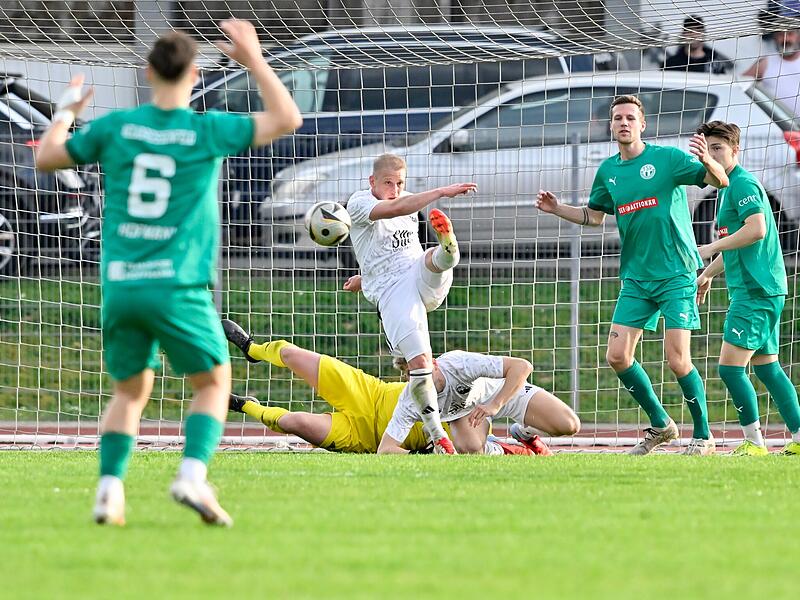 Sven Wieczorek kl&auml;rt hier in h&ouml;chster Not - Neudrossenfeld gewann aber in Coburg.