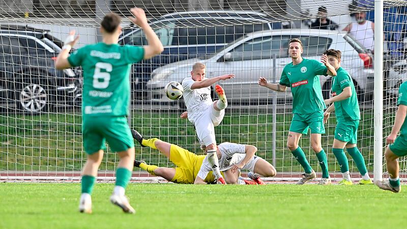 Sven Wieczorek kl&auml;rt hier in h&ouml;chster Not - Neudrossenfeld gewann aber in Coburg.