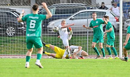 Sven Wieczorek kl&auml;rt hier in h&ouml;chster Not - Neudrossenfeld gewann aber in Coburg.