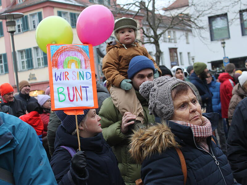 Bilder von der Demonstration gegen Rechtsextremismus in Erlangen mit 5000 Teilnehmern auf dem Hugenottenplatz.