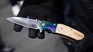 Ein Bundespolizist zeigt ein sichergestelltes Messer.