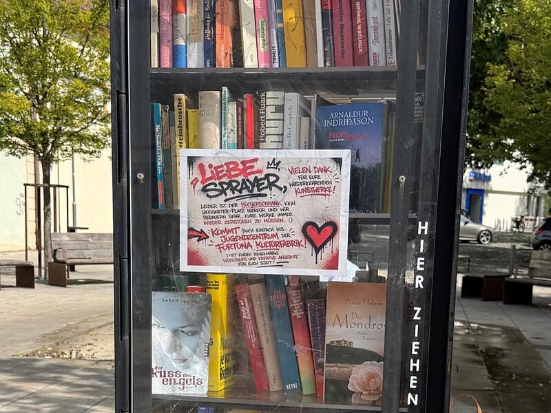 Der B&uuml;cherschrank der Stadtb&uuml;cherei H&ouml;chstadt wurde in den vergangenen Wochen mehrfach beschmiert.  Die B&uuml;cherei geht nun in den Dialog mit den Sprayern.Forchheim & Fr&auml;nkische Schweiz