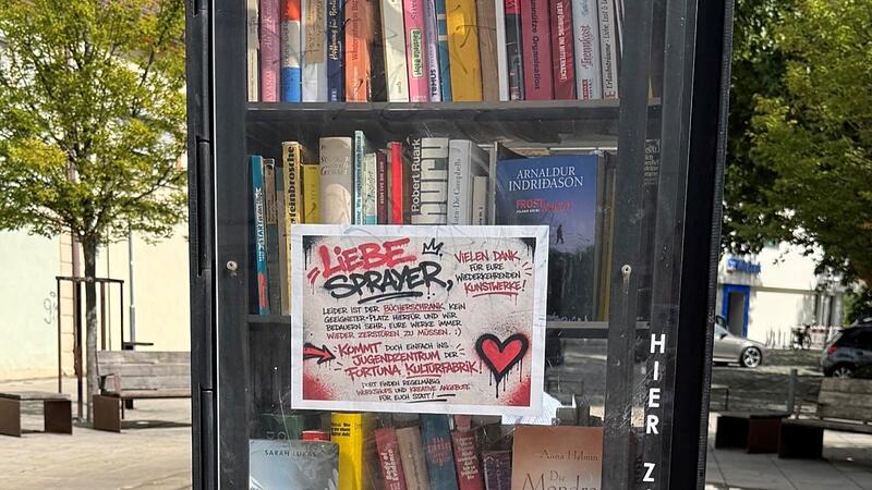 Der B&uuml;cherschrank der Stadtb&uuml;cherei H&ouml;chstadt wurde in den vergangenen Wochen mehrfach beschmiert.Forchheim & Fr&auml;nkische Schweiz