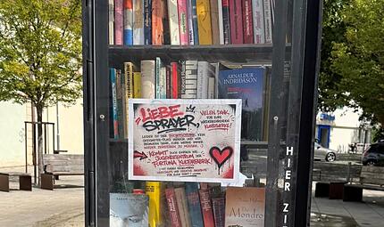 Der B&uuml;cherschrank der Stadtb&uuml;cherei H&ouml;chstadt wurde in den vergangenen Wochen mehrfach beschmiert.  Die B&uuml;cherei geht nun in den Dialog mit den Sprayern.Forchheim & Fr&auml;nkische Schweiz