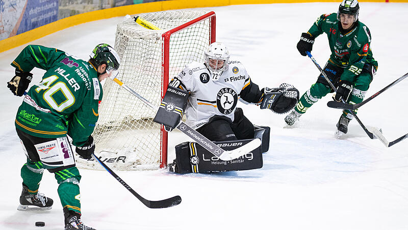 Höchstadter EC verliert gegen Füssen ohne Tor Dennis Miller (links) hat Platz, Alex Malinowski lauert: Doch Füssens Goalie Timotej Pancur ließ Höchstadt am Sonntag verzweifeln.