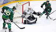 Dennis Miller (links) hat Platz, Alex Malinowski lauert: Doch F&uuml;ssens Goalie Timotej Pancur lie&szlig; H&ouml;chstadt am Sonntag verzweifeln.