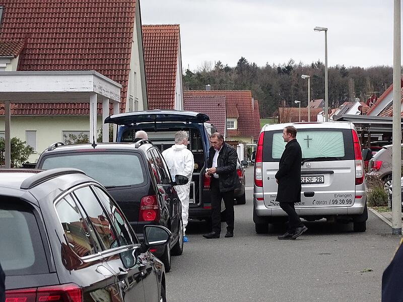Drama in WeisendorfFamiliendrama in Weisendorf: Bilder zeigen die Ermittler vor Ort
