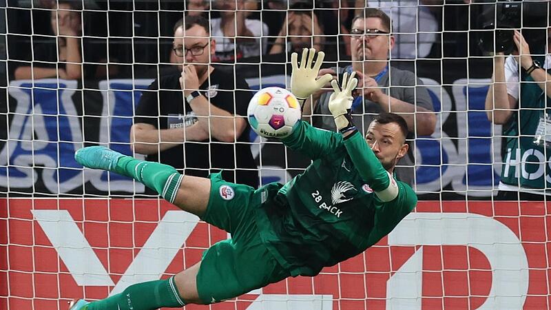 Alle drei Elfmeter gehalten: Markus Kolke f&uuml;hrte Hansa Rostock gegen den FSV Frankfurt in die zweite Runde.