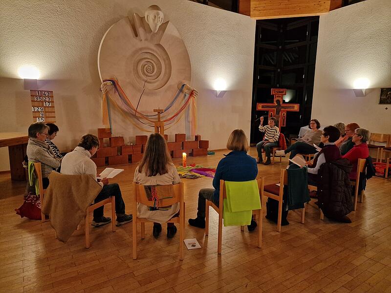 Claudia Annon mit Teilnehmerinnen der w&ouml;chentlichen Impulszeit in der Schulkapelle Riedenberg.