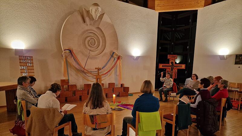 Claudia Annon mit Teilnehmerinnen der w&ouml;chentlichen Impulszeit in der Schulkapelle Riedenberg.
