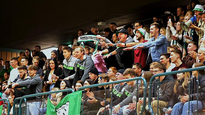 Jubel bei den Fans des VfR Katschenreuth nach dem Sieg beim Rundschau-Cup 2023