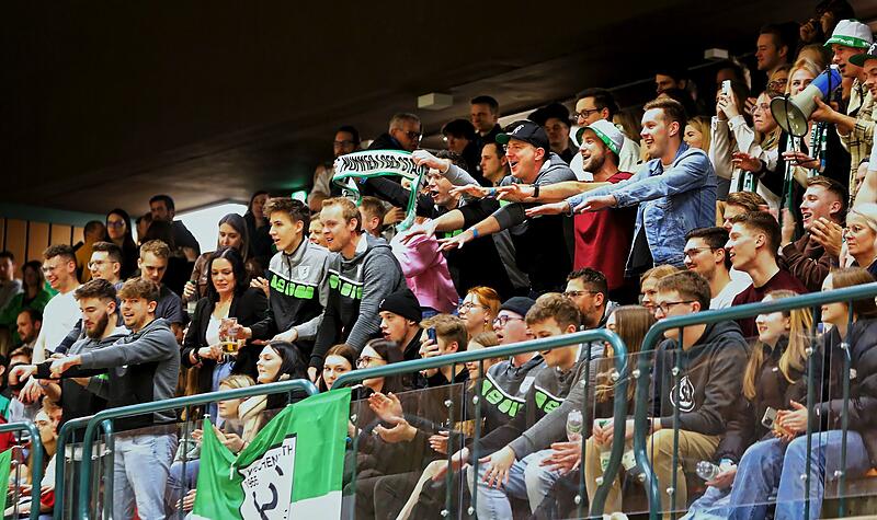 Jubel bei den Fans des VfR Katschenreuth nach dem Sieg beim Rundschau-Cup 2023