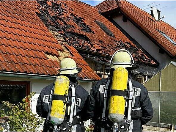 Beim Eintreffen der Einsatzkr&auml;fte hatte das Feuer bereits auf das Dach eines Anbaus &uuml;bergegriffen.