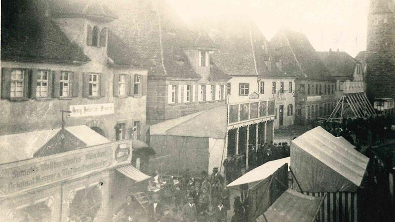 Diese historische Aufnahme zeigt die Martinikirchweih im Jahr 1926