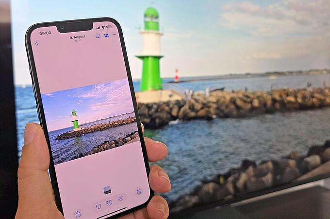 Sowohl bei Apple- als auch bei Android-Smartphones gibt es die Möglichkeit, Fotos direkt auf modernen Fernsehern anzuzeigen. Sowohl bei Apple- als auch bei Android-Smartphones gibt es die Möglichkeit, Fotos direkt auf modernen Fernsehern anzuzeigen.