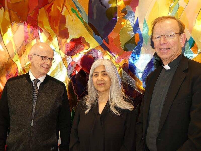 2.  Mahbuba Maqsoodi wurde von missio-Pr&auml;sident Monsignore Wolfgang Huber (rechts) beauftragt. Der Bamberger Theologe Georg Beirer (links) interpretiert das Werk spirituell.