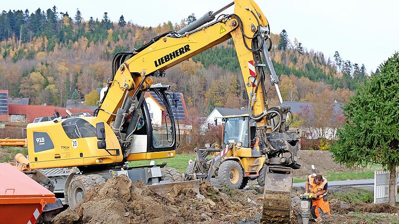 Es wird mit schwerem Gerät daran gearbeitet, die Arbeiten bis Ende November zu beenden. Es wird mit schwerem Gerät daran gearbeitet, die Arbeiten bis Ende November zu beenden.