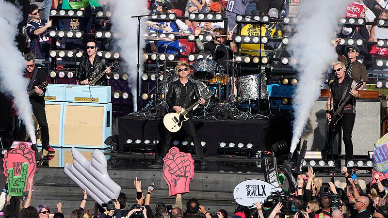 Green Day rockt die B&uuml;hne beim gr&ouml;&szlig;ten Sportereignis des Jahres.
