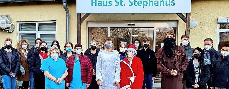 Die Schülerinnen und Schüler des Sozialen Arbeitskreises mit ihren Lehrkräften Corinna Hartwich-Beck Zweite von links) sowie Duc Ngyen und Werner Steger (von rechts) und den Mitarbeiterinnen der Tagespflege Marika Druck und Nina Kreidel (in blauweißer Arbeitskleidung).