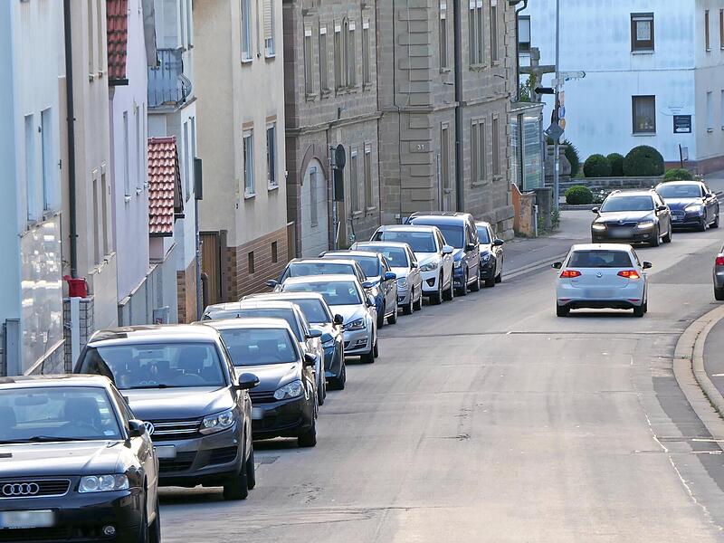 Bei der Sanierung der Hauptstraße in Sand soll die Mindestbreite des Gehwegs von 1,25 Meter auf der südlichen Straßenseite (links) verwirklicht werden.