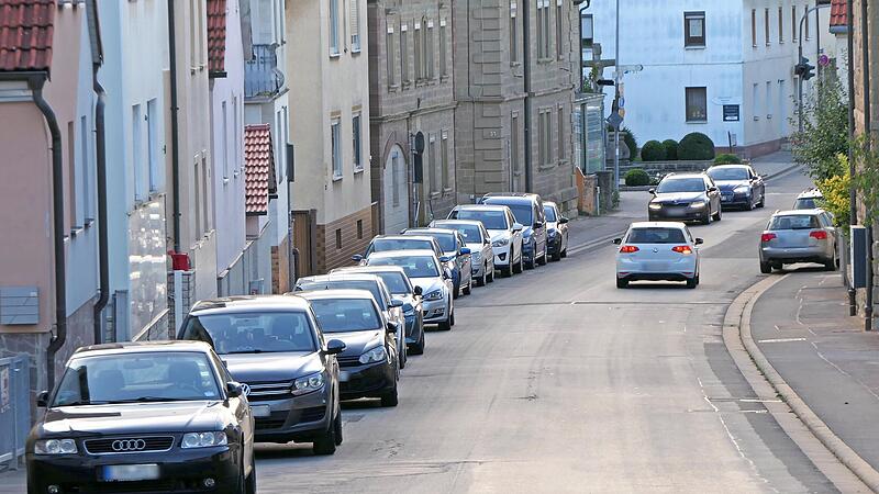 Bei der Sanierung der Hauptstraße in Sand soll die Mindestbreite des Gehwegs von 1,25 Meter auf der südlichen Straßenseite (links) verwirklicht werden.