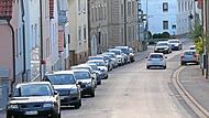 Bei der Sanierung der Hauptstraße in Sand soll die Mindestbreite des Gehwegs von 1,25 Meter auf der südlichen Straßenseite (links) verwirklicht werden.