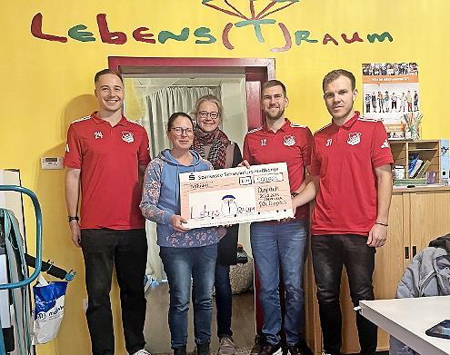 Das Bild zeigt die Spenden&uuml;bergabe. Von links: Luis Schenk (DJK Dampfach), Daniela H&ouml;nig, Anke Amthor (beide Lebenstraum Ha&szlig;furt) ,Christopher Gonnert, Luca Zei&szlig; (beide DJK Dampfach).