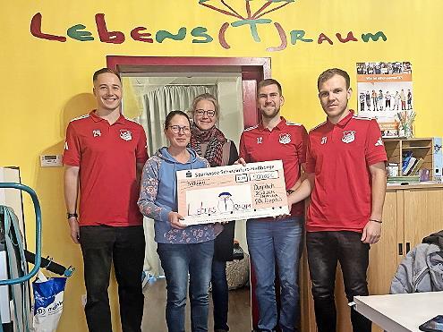 Das Bild zeigt die Spenden&uuml;bergabe. Von links: Luis Schenk (DJK Dampfach), Daniela H&ouml;nig, Anke Amthor (beide Lebenstraum Ha&szlig;furt) ,Christopher Gonnert, Luca Zei&szlig; (beide DJK Dampfach).