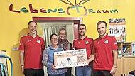 Das Bild zeigt die Spenden&uuml;bergabe. Von links: Luis Schenk (DJK Dampfach), Daniela H&ouml;nig, Anke Amthor (beide Lebenstraum Ha&szlig;furt) ,Christopher Gonnert, Luca Zei&szlig; (beide DJK Dampfach).