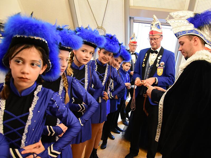 Närrische Siedler übernehmen Forchheimer StadtschlüsselNärrische Siedler übernehmen Forchheimer Stadtschlüssel Die Närrischen Siedler beim „Rathaussturm“ im vergangenen Jahr.