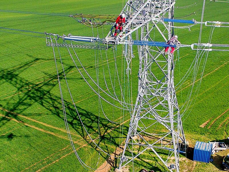 Etwa 250 Strommasten dieser Art werden zwischen Fulda und Bergrheinfeld gebaut, wenn das Vorhaben P43 verwirklicht wird._