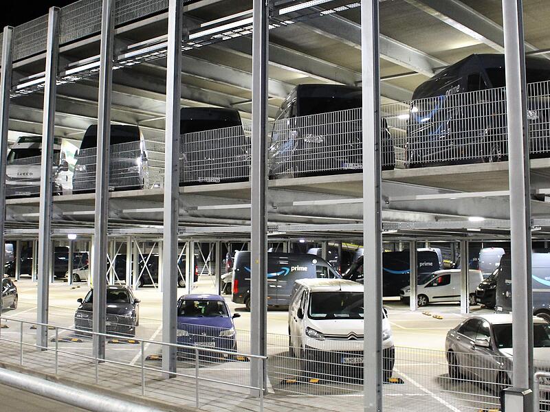 An die Betriebshalle schlie&szlig;t sich ein dreigeschossiges Parkhaus an. Hier k&ouml;nnen die Zusteller parken und auf die Lieferfahrzeuge umsteigen.