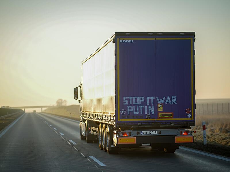 Ein Lastwagen mit der Aufschrift "Stop it war Putin" auf seinem Anhänger fährt am frühen Morgen über die A4 in Polen Richtung Breslau.