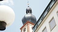 Das Turmkreuz von St. Bartholomäus in Bad Brückenau stand im Verdacht, beim Läuten mit vier Glocken zu wanken. Deswegen wurde der Haupteingang zeitweise abgesperrt. Das Turmkreuz von St. Bartholomäus in Bad Brückenau stand im Verdacht, beim Läuten mit vier Glocken zu wanken. Deswegen wurde der Haupteingang zeitweise abgesperrt.