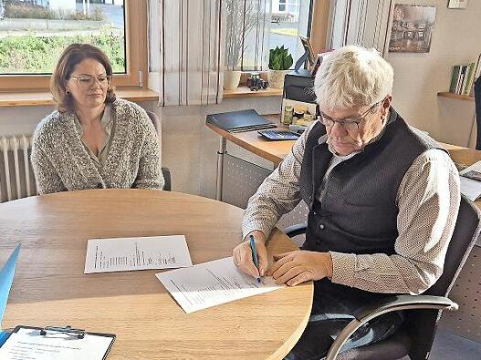 Die Übergabe der Unterschriften: Marina Raab, Vertreterin des Bürgerbegehrens, und Bernhard Storath bei der Unterzeichnung der Bestätigung für den Erhalt der Unterschriftenlisten. Die Übergabe der Unterschriften: Marina Raab, Vertreterin des Bürgerbegehrens, und Bernhard Storath bei der Unterzeichnung der Bestätigung für den Erhalt der Unterschriftenlisten.