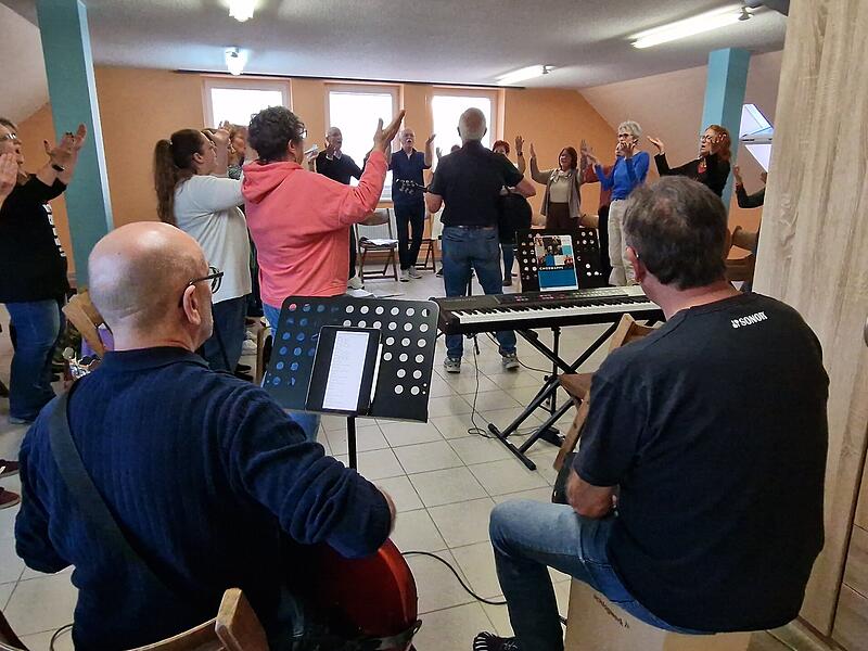 Gitarre, Keyboard, Notenständer und viel Herzblut: Die Noisemakers aus Windheim proben für ihren großen Auftritt in Würzburg. Gitarre, Keyboard, Notenständer und viel Herzblut: Die Noisemakers aus Windheim proben für ihren großen Auftritt in Würzburg.