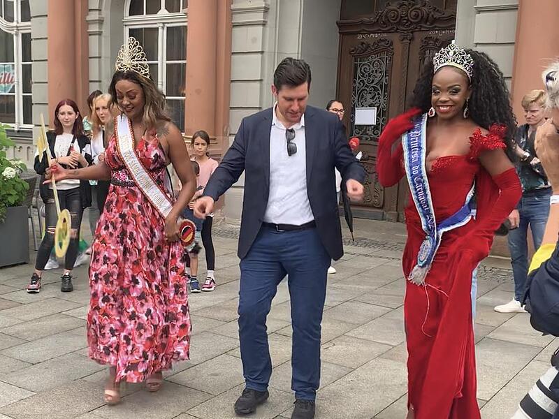 Coburgs Oberb&uuml;rgermeister Dominik Sauerteig tanzte mit den beiden Samba-K&ouml;niginnen.