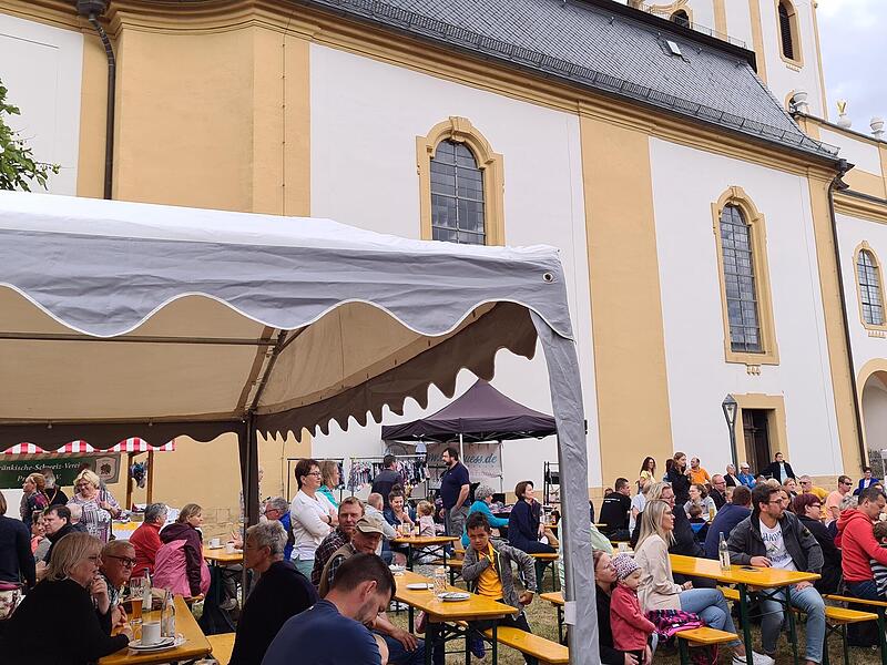 Fröhliches Treiben herrschte rund um die Kiliani-Kirche.Forchheim & Fränkische Schweiz