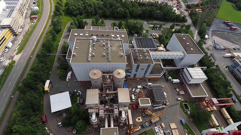 Blick von der Spitze der drei 80 Meter hohen Kamine des Coburger Müllheizkraftwerks . Blick von der Spitze der drei 80 Meter hohen Kamine des Coburger Müllheizkraftwerks .