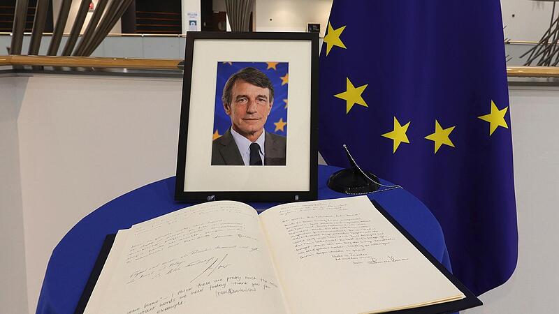 Botschaften stehen in einem Kondolenzbuch zu Ehren des verstorbenen EU-Parlamentspr&auml;sidenten Sassoli im Europ&auml;ischen Parlament. Der Italiener starb in der Nacht zumDienstag  in einer Klinik seines Heimatlandes im Alter von 65 Jahren.